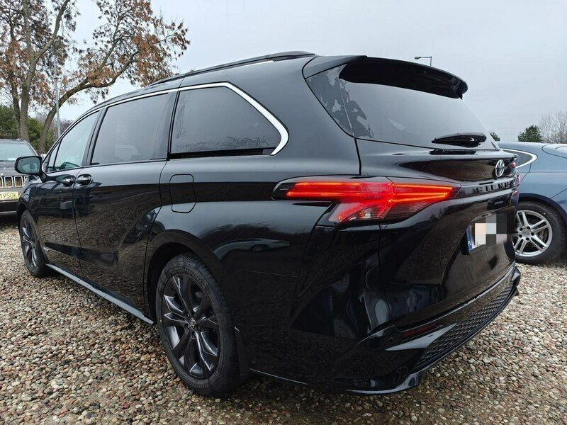 Używany Toyota Sienna 245 KM (180 kW) 2021 Czarny (metalik) Minivan