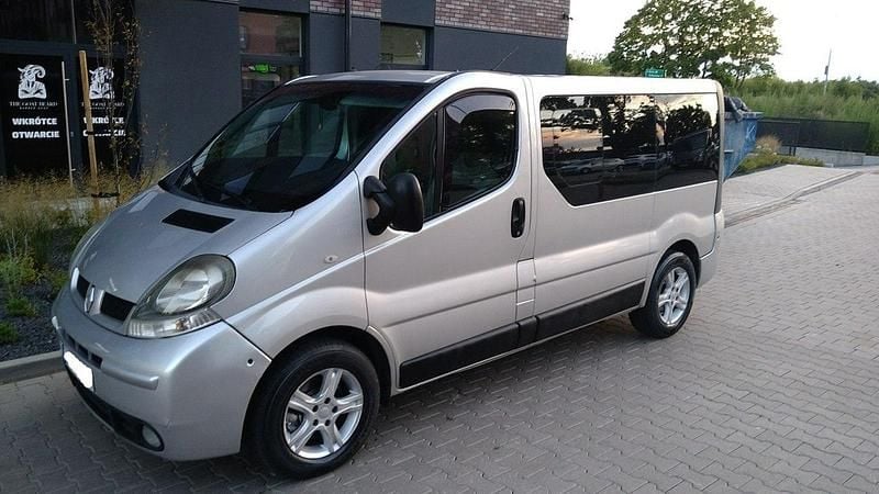 Srebrny Używany 2005 Renault Trafic Minivan | 22 900 zł - Obraz 1/4