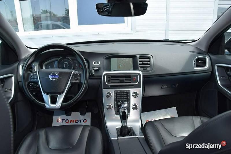 Używany Volvo V60 CC Summum 150 KM (110 kW) 2016 Brązowy Kombi