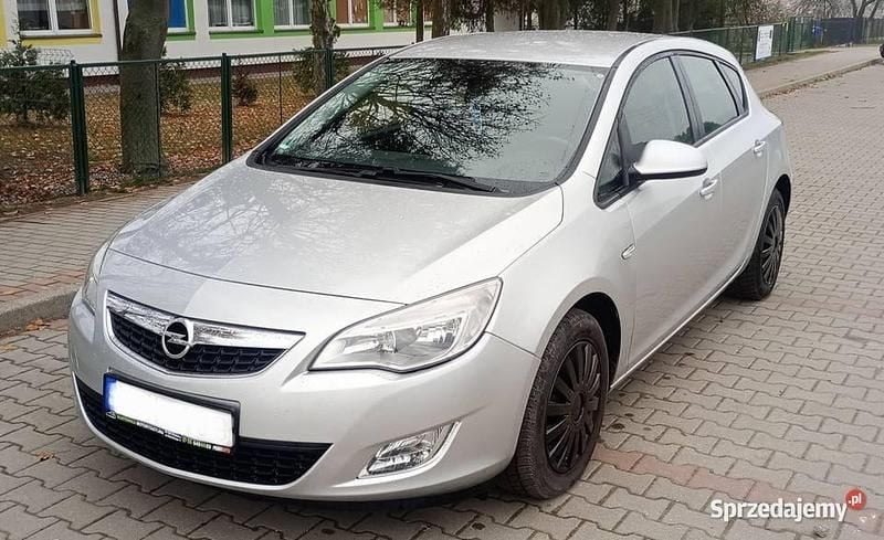 Srebrny Używany 2010 Opel Astra Hatchback | 19 000 zł (Dobra cena) - Obraz 1/4