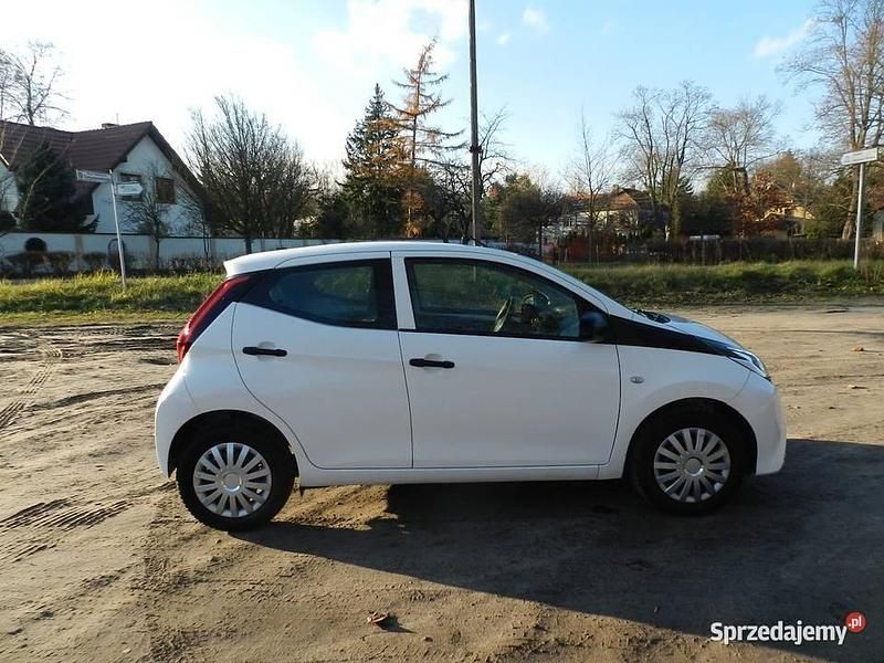 Używany Toyota Aygo 72 KM (52 kW) 2018 Biały Hatchback