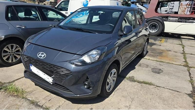 Szary Używany 2024 Hyundai i10 Hatchback | 33 900 zł - Obraz 1/4