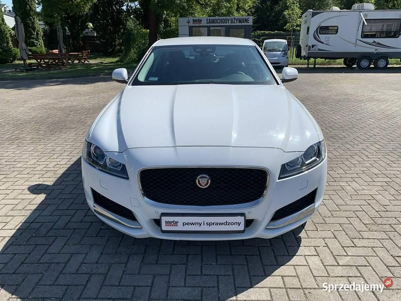 Biały (metalik) Używany 2017 Jaguar XF Sedan/Limuzyna | 85 900 zł - Obraz 1/2