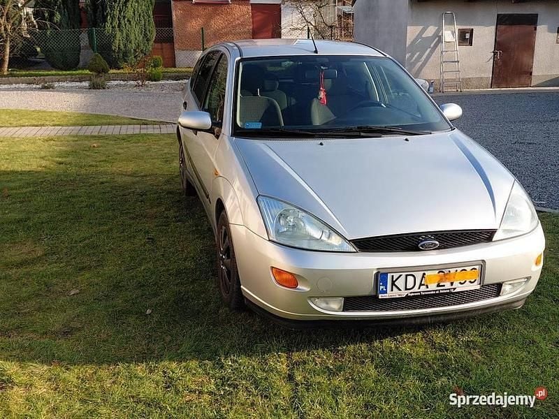 Używany Ford Focus 2001 Srebrny Hatchback