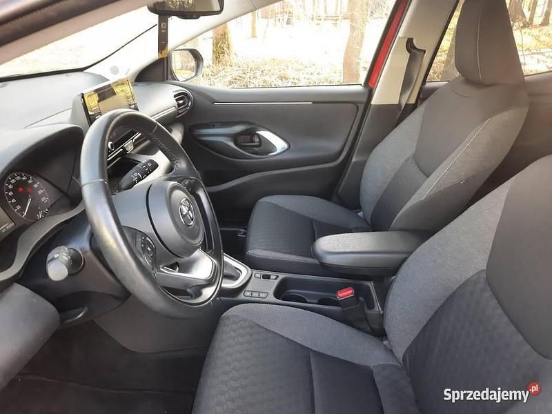 Używany Toyota Yaris Hybrid Executive 2023 Bordowy Hatchback