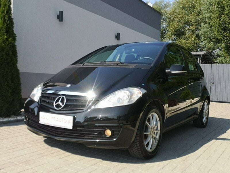 Używany Mercedes A180 109 KM (80 kW) 2010 Czarny Hatchback