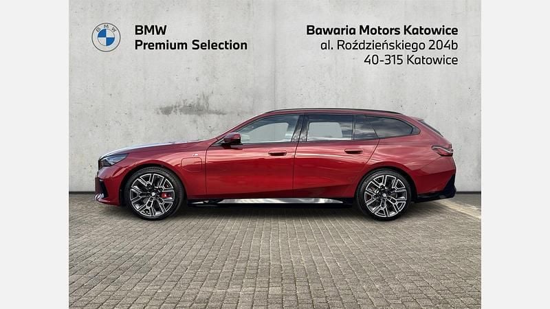 Używany BMW 550e Comfort Edition 489 KM (359 kW) 2025 Czerwony fire red metalizowany Kombi
