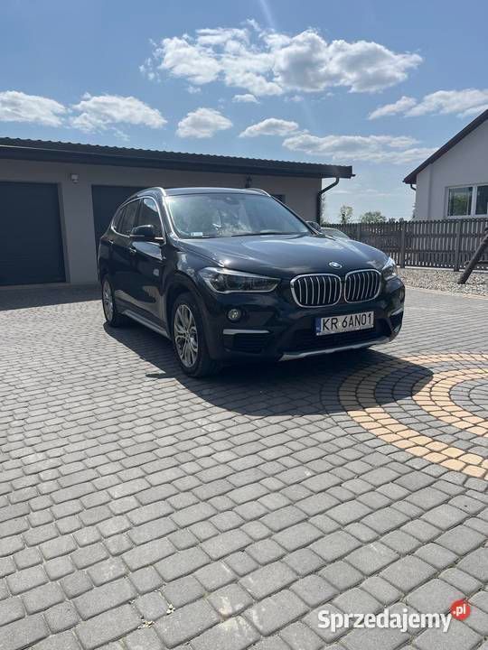 Czarny Używany 2017 BMW X1 xLine SUV | 91 900 zł (Drogi) - Obraz 1/4
