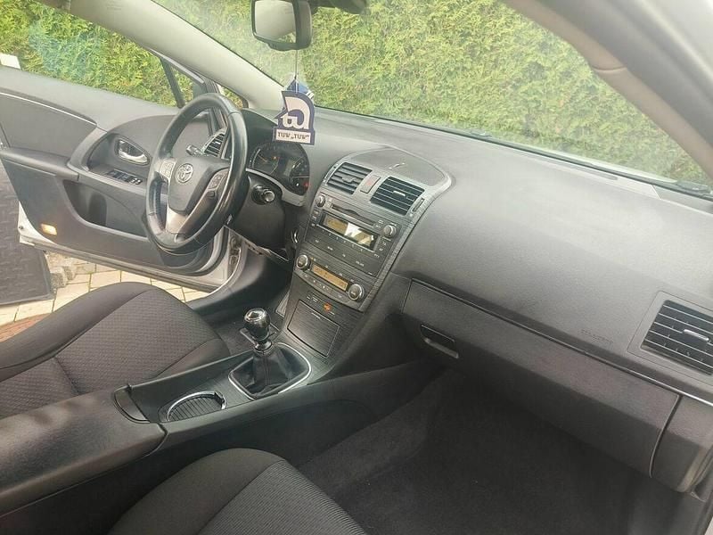Używany Toyota Avensis 2011 Srebrny Kombi