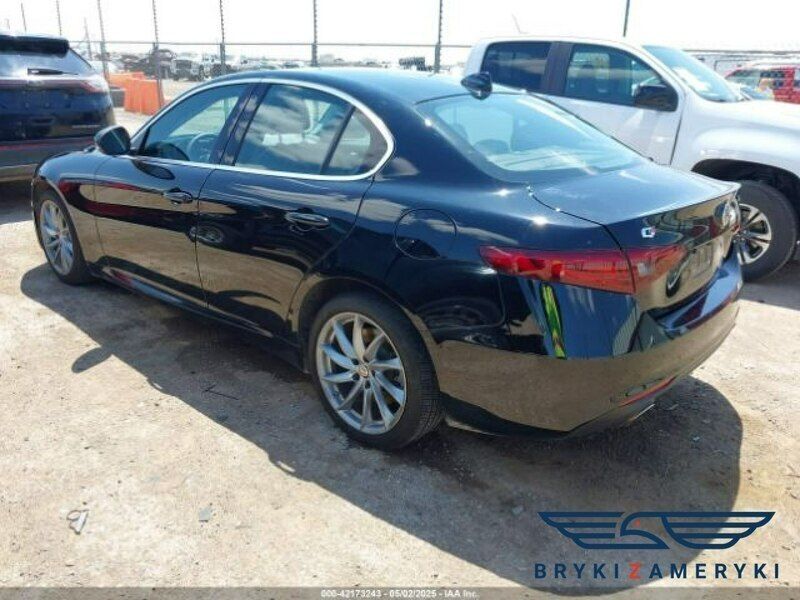 Czarny Używany 2018 Alfa Romeo Giulia Sedan/Limuzyna | 41 920 zł - Obraz 1/3