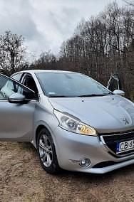 Używany Peugeot 208 Allure 120 KM (88 kW) 2015 Srebrny Hatchback