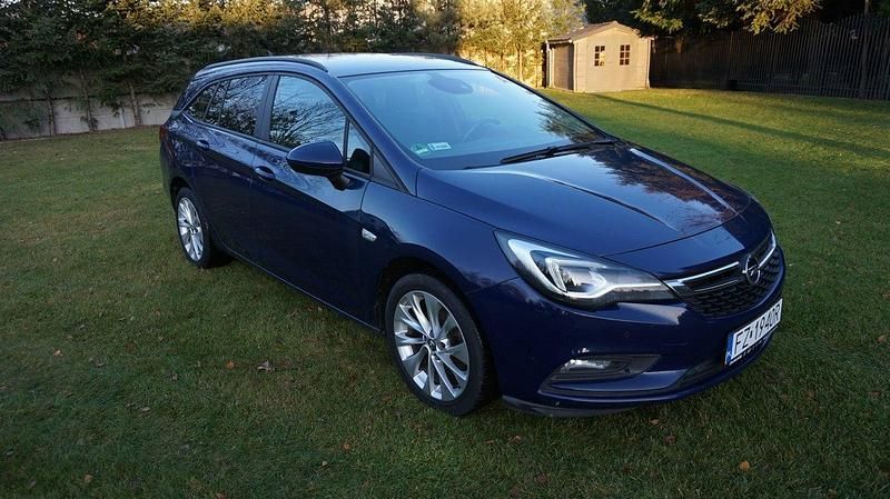 Używany Opel Astra 136 KM (100 kW) 2017 Niebieski Sedan/Limuzyna