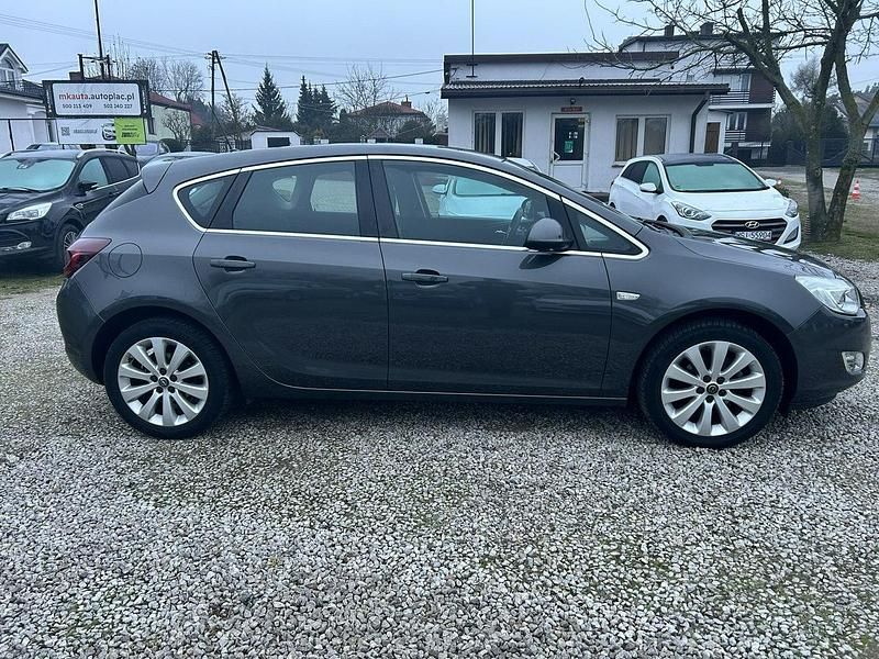 Używany Opel Astra Cosmo 140 KM (102 kW) 2010 Szary Hatchback