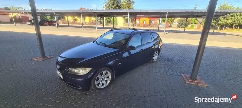 Granatowy Używany 2005 BMW 320 Kombi | 11 200 zł (Uczciwa cena) - Obraz 1/4