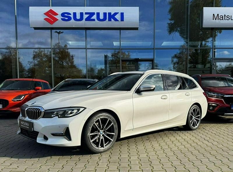 Biały Używany 2019 BMW 320 Kombi | 94 900 zł (Uczciwa cena) - Obraz 1/4