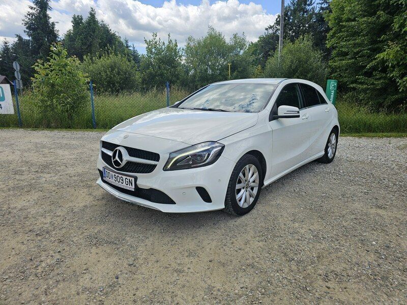Biały (metalik) Używany 2017 Mercedes A180 Hatchback | 55 900 zł (Uczciwa cena) - Obraz 1/4