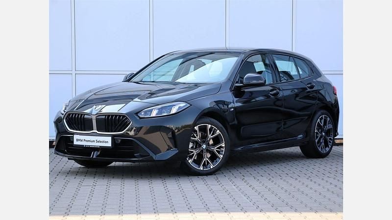 Czarny szafir metalizowany Używany 2024 BMW 118 Shadowline Hatchback | 134 900 zł (Drogi) - Obraz 1/3