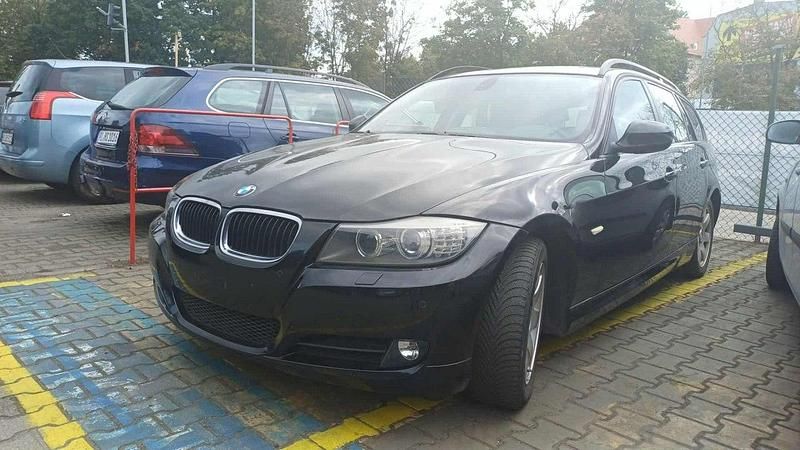 Czarny (metalik) Używany 2009 BMW 318 Kombi | 16 500 zł (Uczciwa cena) - Obraz 1/4