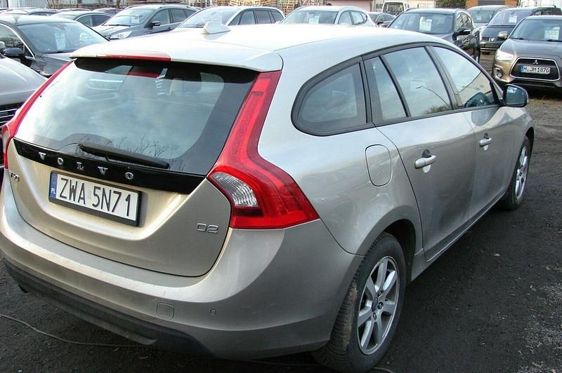 Używany Volvo V60 115 KM (84 kW) 2013 Srebrny Kombi