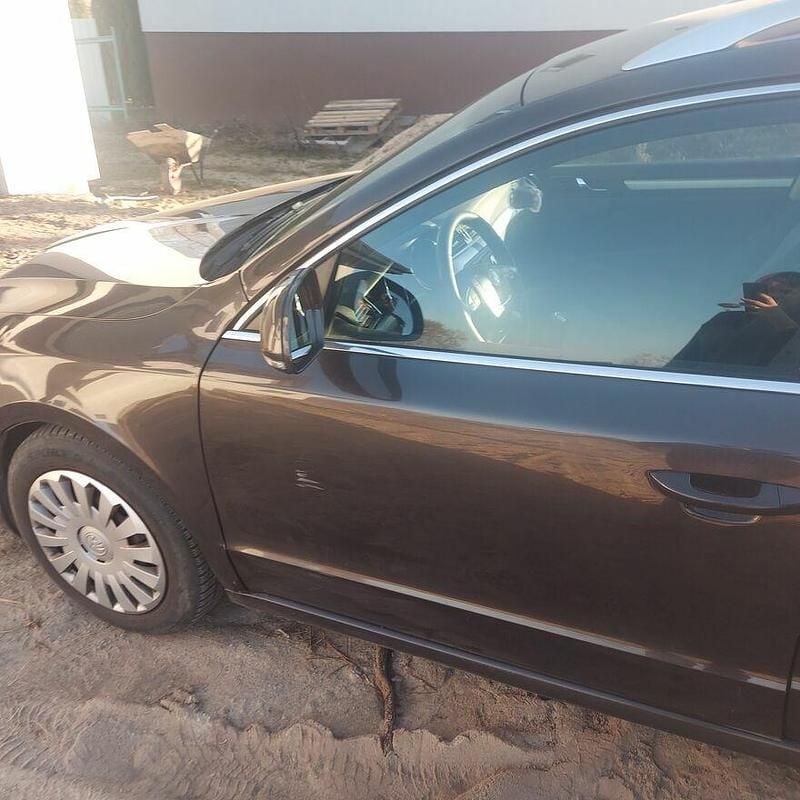 Brązowobeżowy Używany 2010 Skoda Superb Kombi | 13 500 zł (Dobra cena) - Obraz 1/4