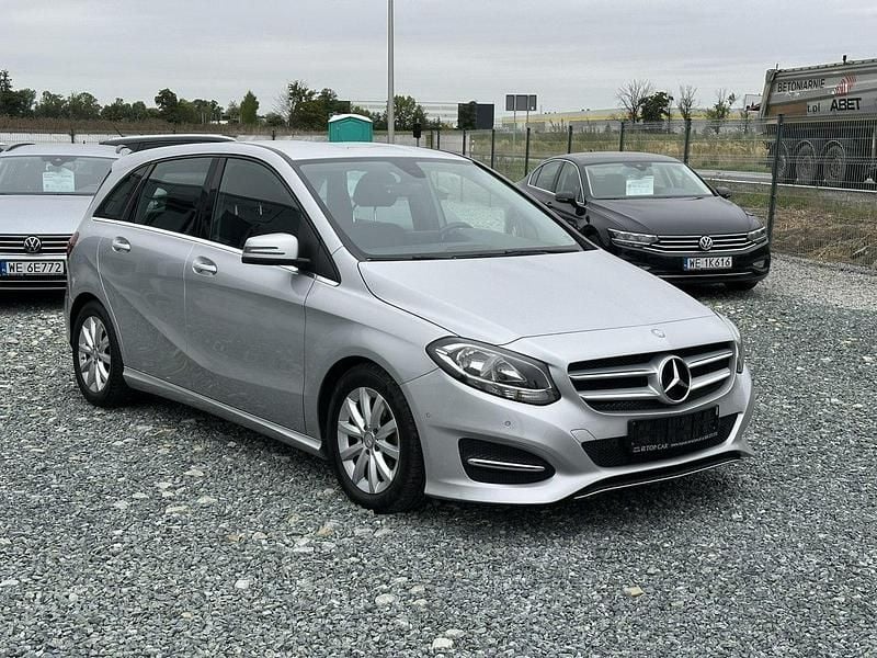 Używany Mercedes B180 109 KM (80 kW) 2016 Srebrny (metalik) Minivan