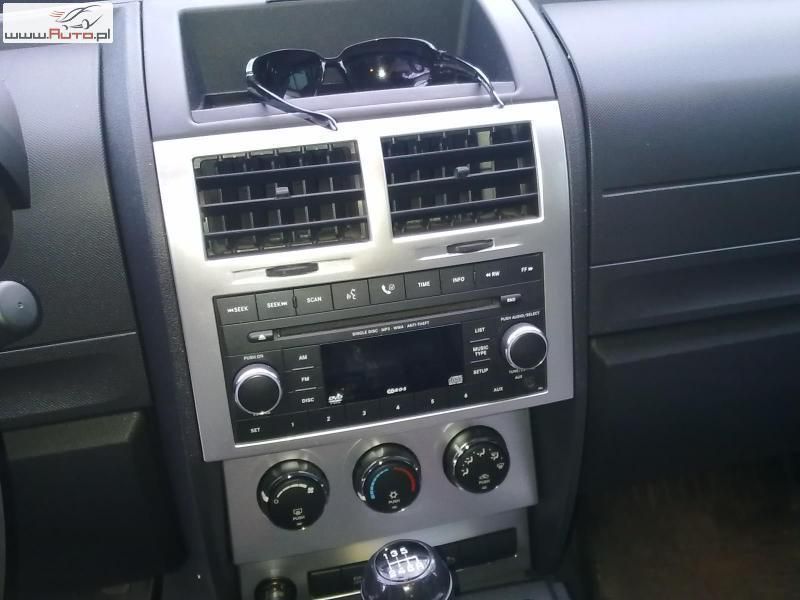 Używany Dodge Nitro 177 KM (130 kW) 2008 Srebrny (metalik, perła) SUV