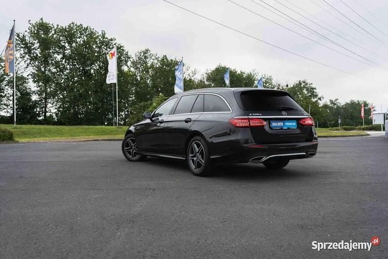 Używany Mercedes E220 194 KM (142 kW) 2021 Szary Kombi