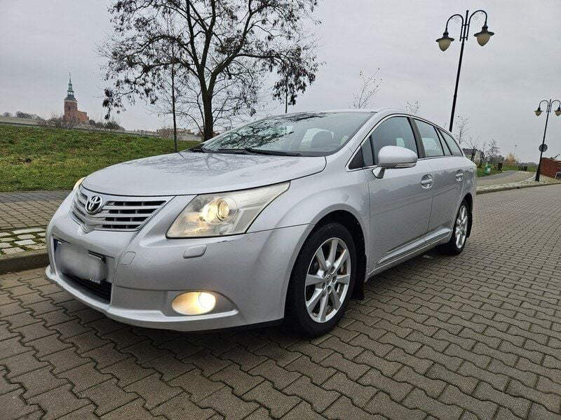 Srebrny Używany 2009 Toyota Avensis Kombi | 21 990 zł (Drogi) - Obraz 1/4