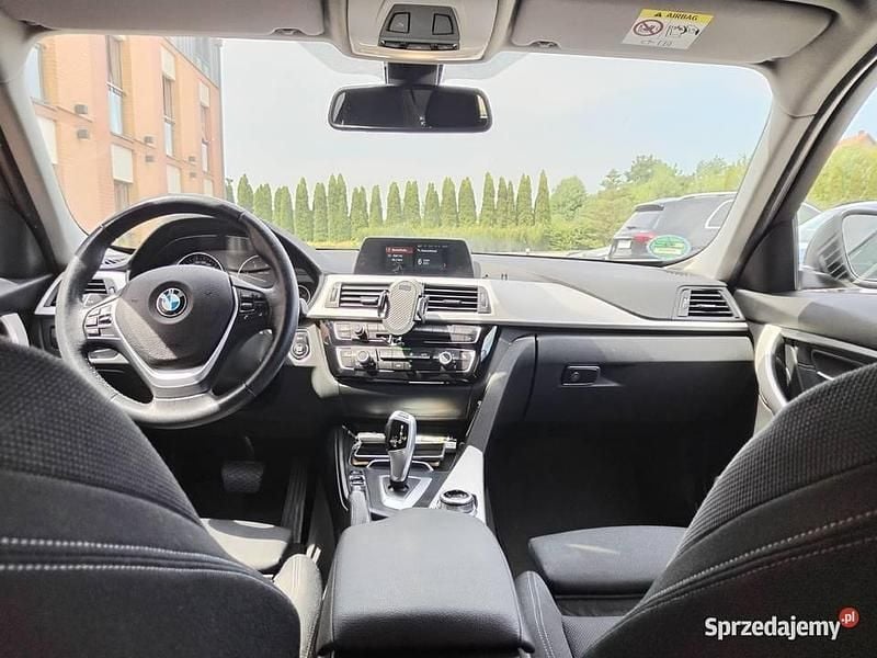 Czarny Używany 2017 BMW 318 Kombi | 48 500 zł (Uczciwa cena) - Obraz 1/4