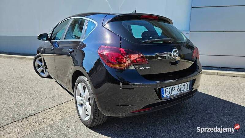 Czarny Używany 2010 Opel Astra Hatchback | 21 900 zł (Uczciwa cena) - Obraz 1/4