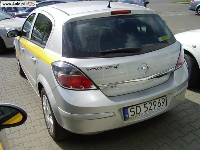Używany Opel Astra Enjoy 90 KM (66 kW) 2007 Srebrny (metalik) Hatchback