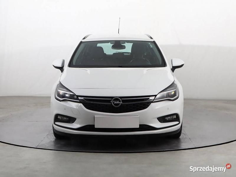 Biały Używany 2018 Opel Astra Kombi | 33 999 zł (Uczciwa cena) - Obraz 1/4