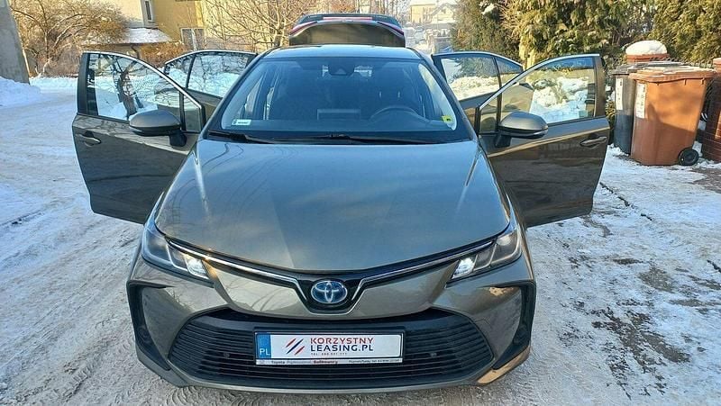 Używany Toyota Corolla Comfort 194 KM (142 kW) 2019 Brązowy Sedan/Limuzyna