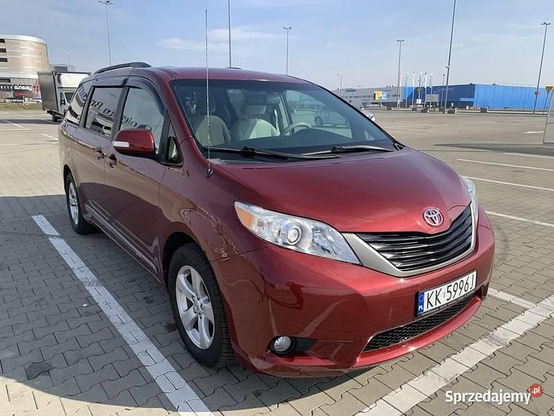 Używany 2011 Toyota Sienna Minivan | 64 900 zł - Obraz 1/4