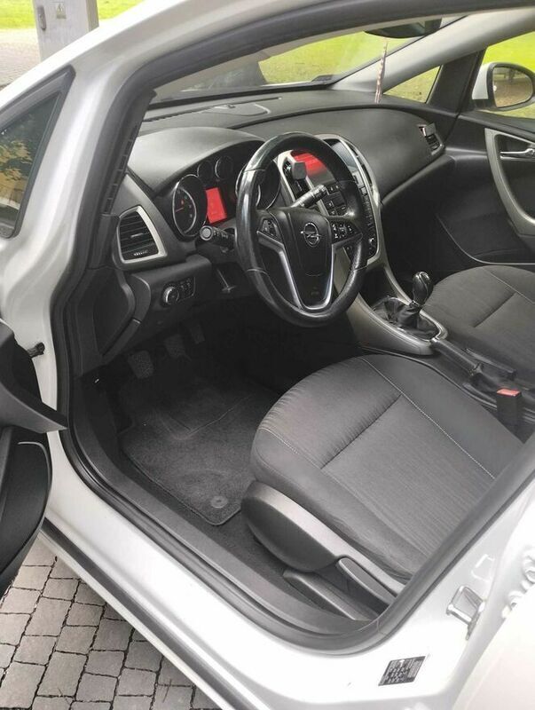 Biały Używany 2011 Opel Astra Hatchback | 22 900 zł (Uczciwa cena) - Obraz 1/4