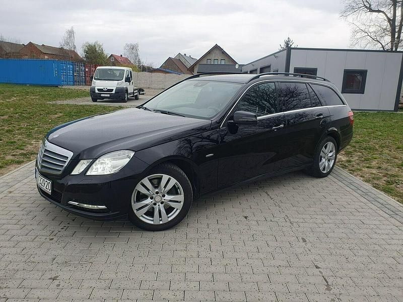 Czarny Używany 2012 Mercedes E250 Avantgarde Kombi | 50 000 zł - Obraz 1/4