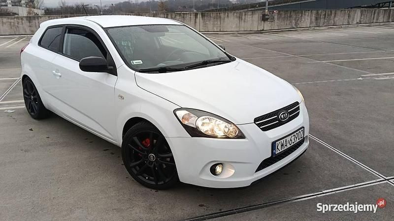 Biały Używany 2010 Kia Ceed Coupe | 19 000 zł (Uczciwa cena) - Obraz 1/4