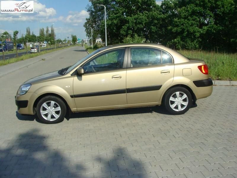 Używany Kia Rio 97 KM (71 kW) 2005 Złoty (metalik) Sedan/Limuzyna