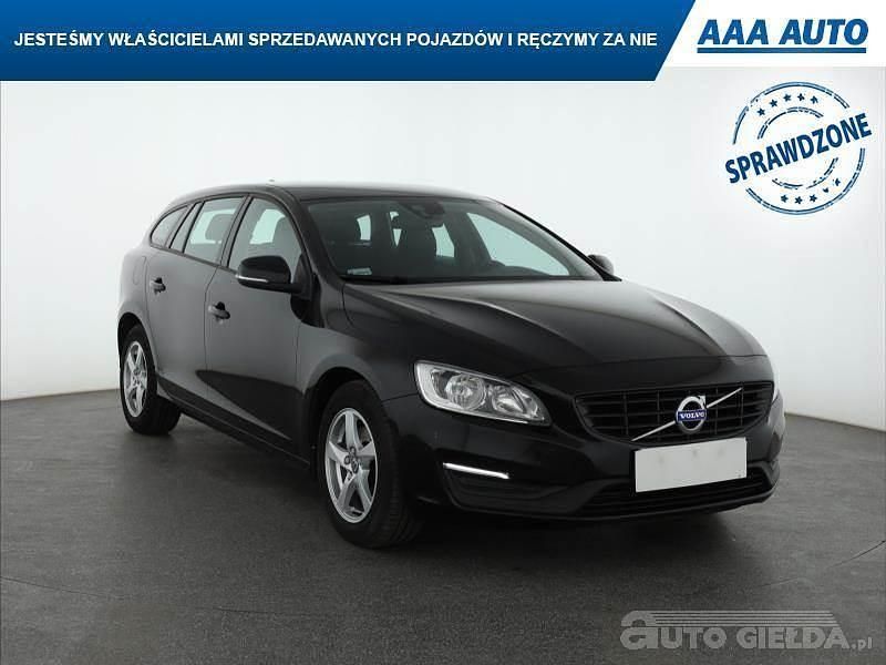 Używany Volvo V60 2017 Czarny Kombi
