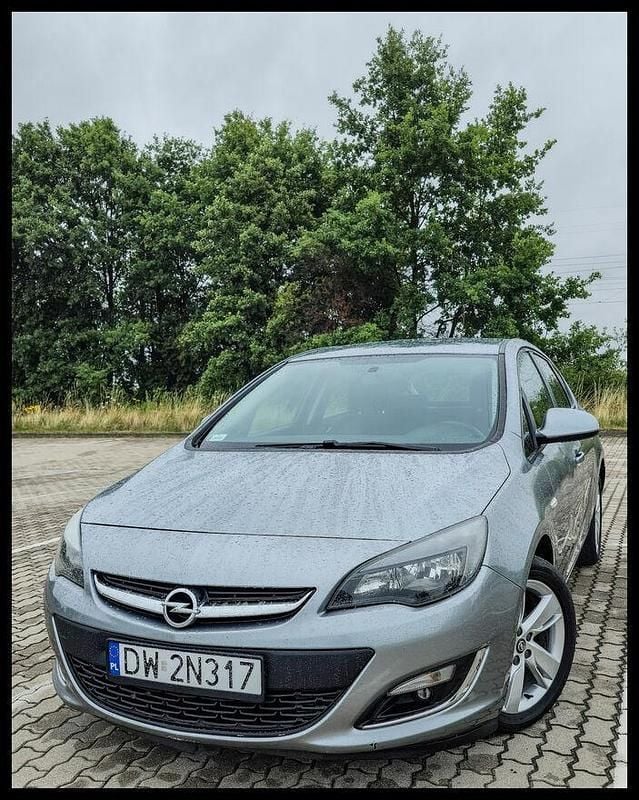Srebrny Używany 2013 Opel Astra Hatchback | 19 500 zł (Uczciwa cena) - Obraz 1/4