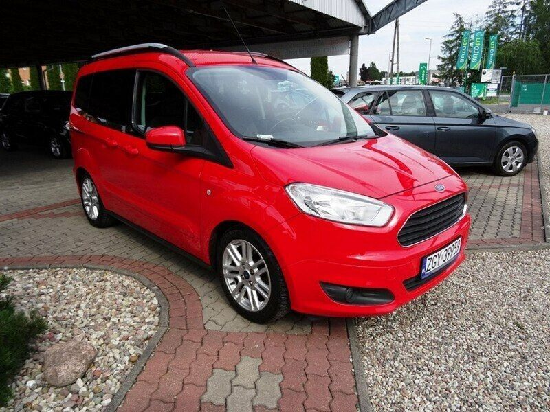 Używany Ford Tourneo Courier Trend+ 95 KM (69 kW) 2015 Czerwony Minivan