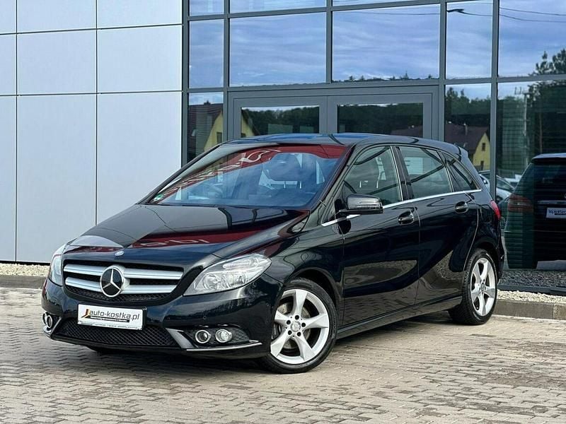 Czarny Używany 2013 Mercedes B200 Minivan | 43 599 zł (Dobra cena) - Obraz 1/3