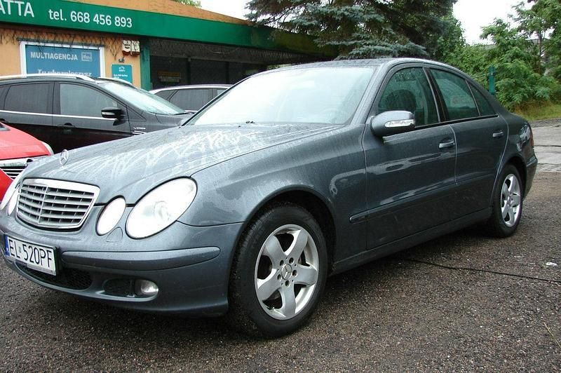 Szary Używany 2005 Mercedes E200 Sedan/Limuzyna | 15 900 zł - Obraz 1/4