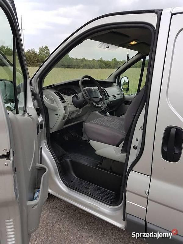 Używany Renault Trafic 2006 Srebrny Minivan
