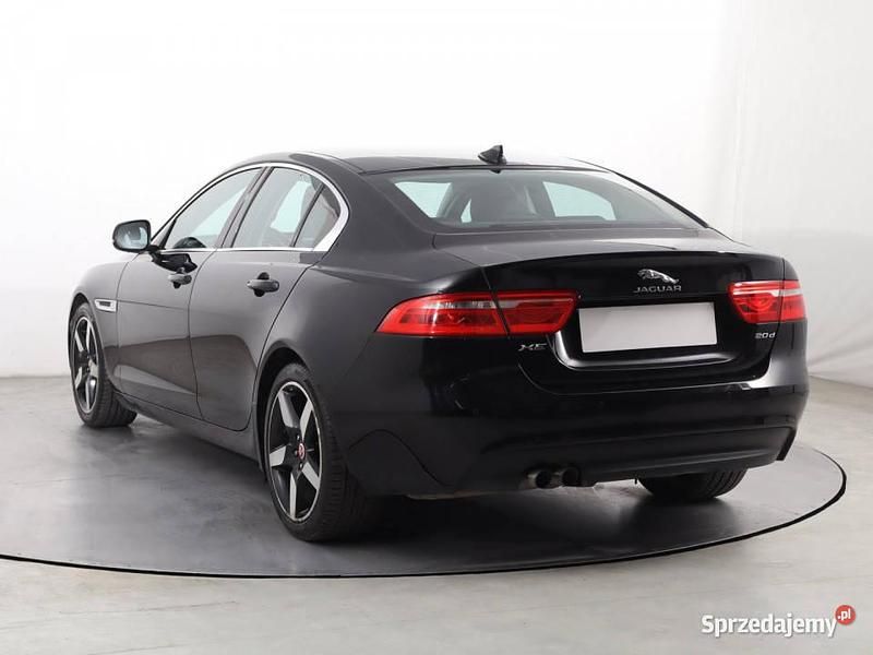 Używany Jaguar XE 2016 Czarny Sedan/Limuzyna