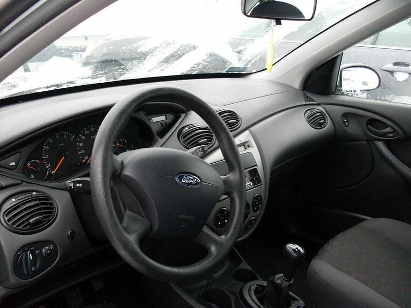 Używany Ford Focus 2003 Srebrny Hatchback