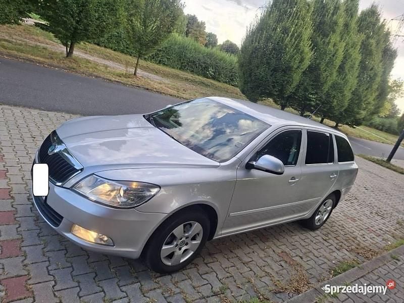 Srebrny Używany 2011 Skoda Octavia Elegance Kombi | 28 500 zł (Uczciwa cena) - Obraz 1/4