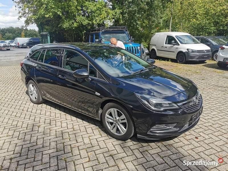 Czarny Używany 2018 Opel Astra Kombi | 36 000 zł (Dobra cena) - Obraz 1/4
