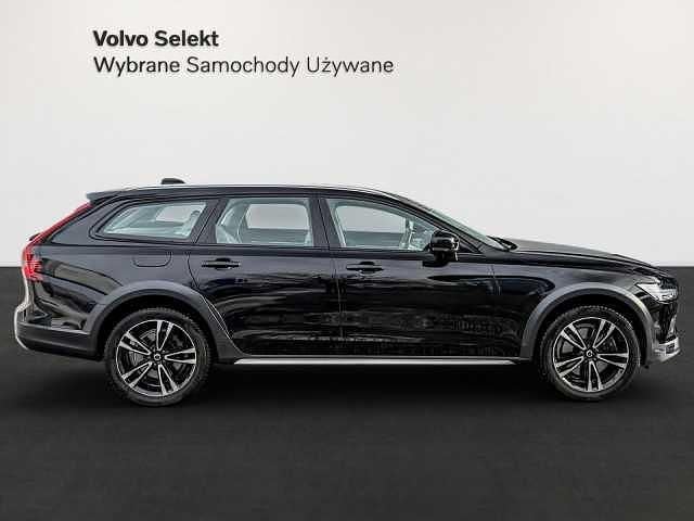 Używany Volvo V90 CC 235 KM (172 kW) 2021 Czarny Kombi