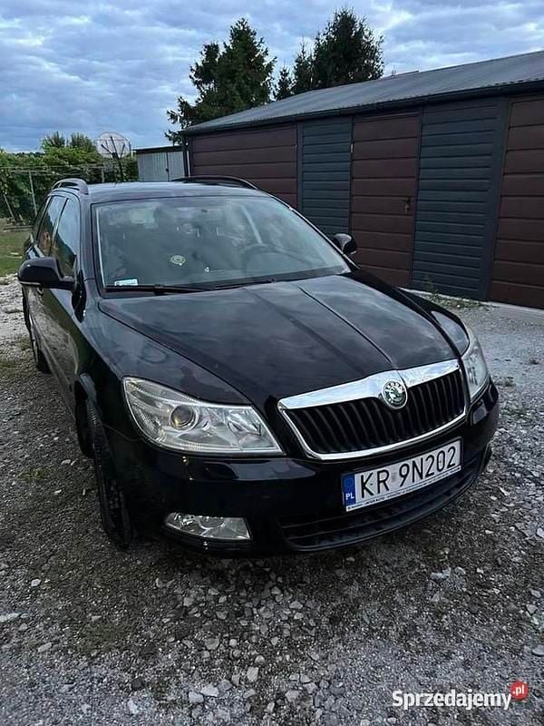 Czarny Używany 2010 Skoda Octavia Kombi | 15 300 zł (Uczciwa cena) - Obraz 1/4